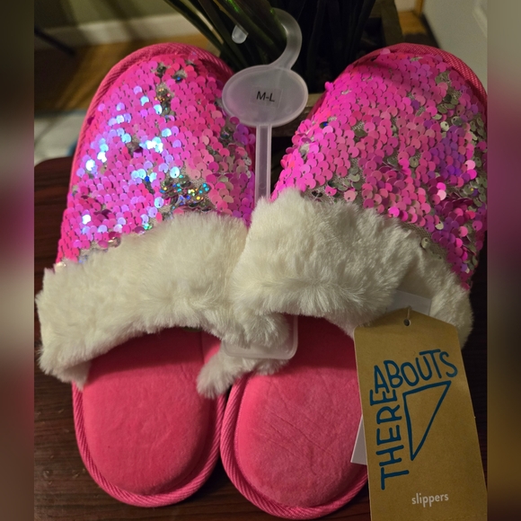 Girls Thereabout slippers sz M-L Bright Pink Shine - Picture 2 of 5